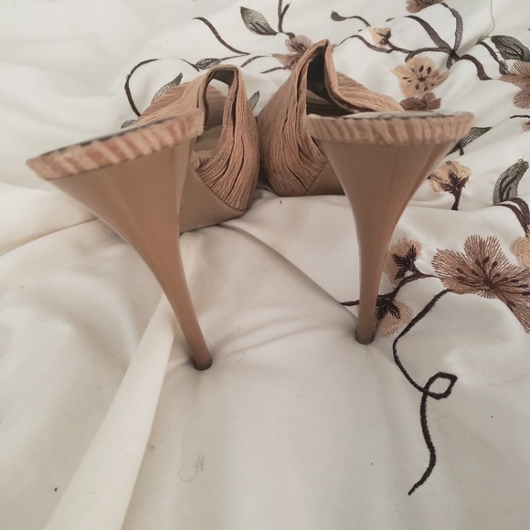 Tan heels - Picture 4 of 4